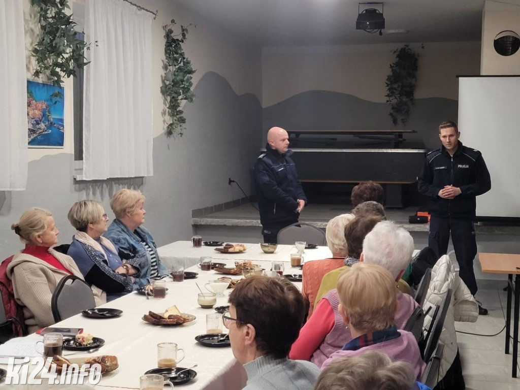 Policjanci edukują o zagrożeniach