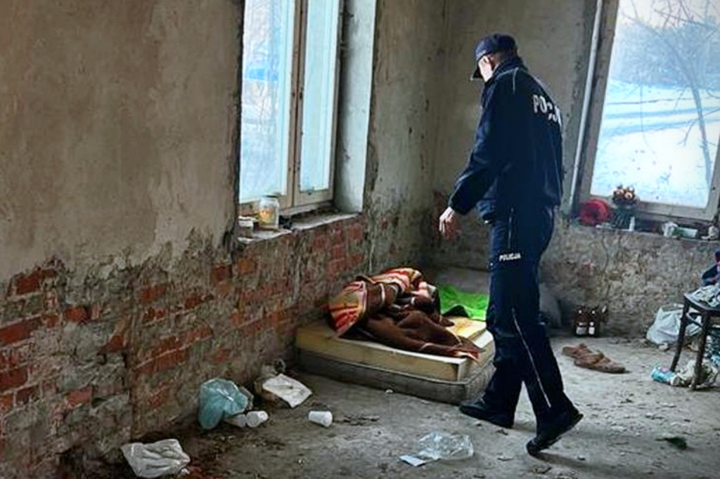 Policjanci patrolują w poszukiwaniu bezdomnych