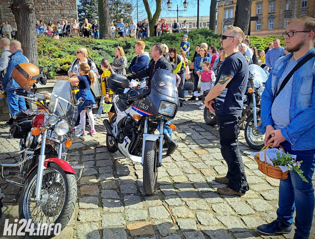 Moto-święconka przy Ruinie