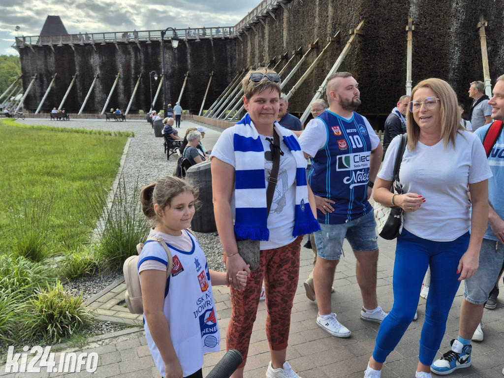 Kibice Noteci w przemarszu