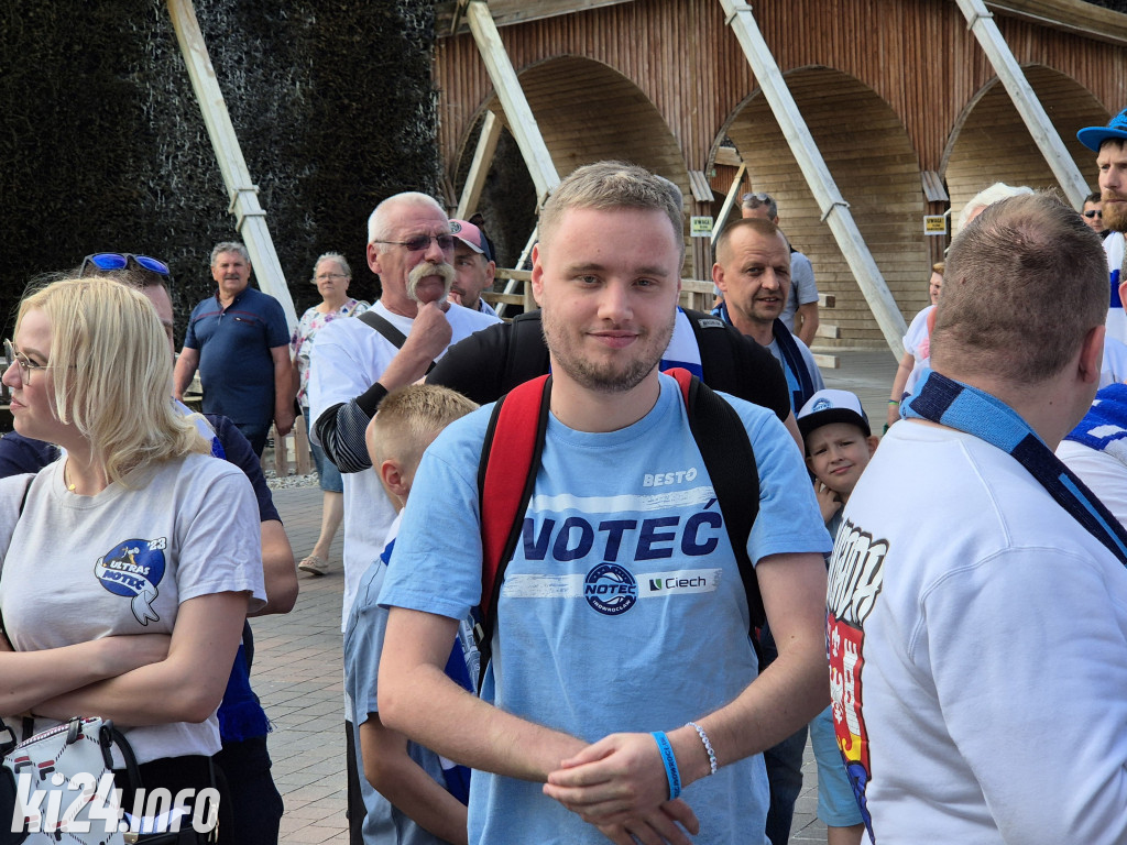 Kibice Noteci w przemarszu
