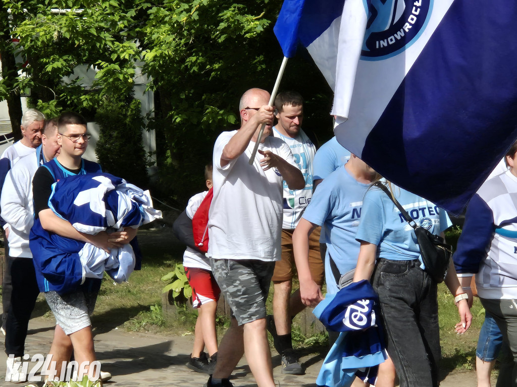Kibice Noteci w przemarszu
