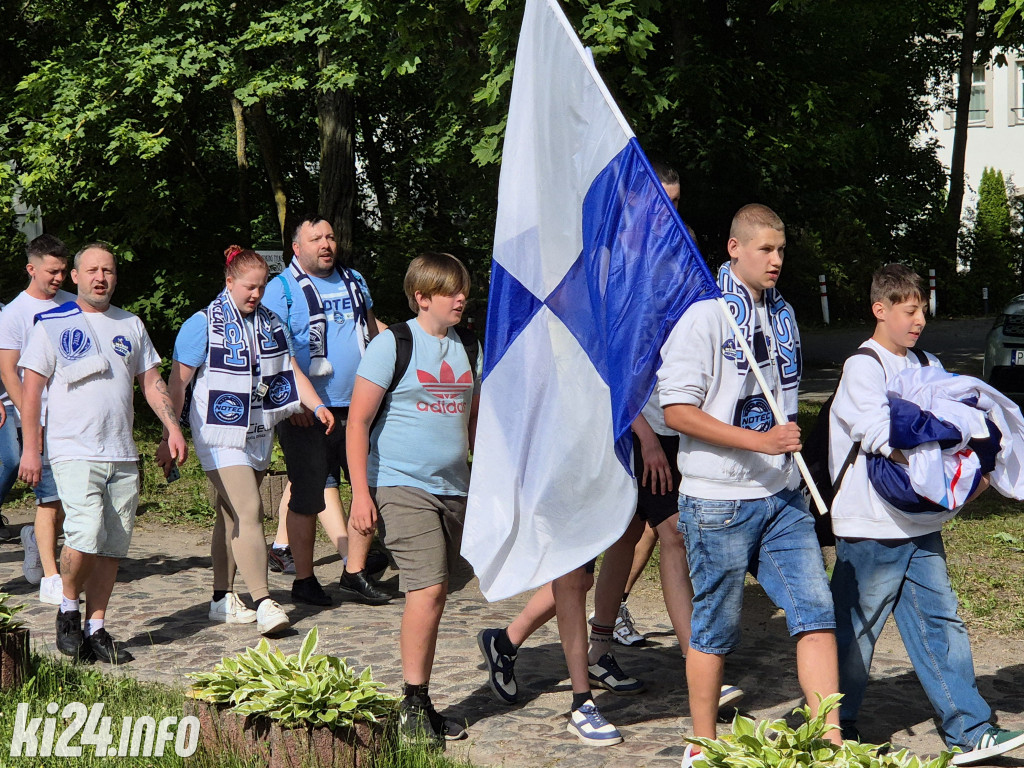 Kibice Noteci w przemarszu