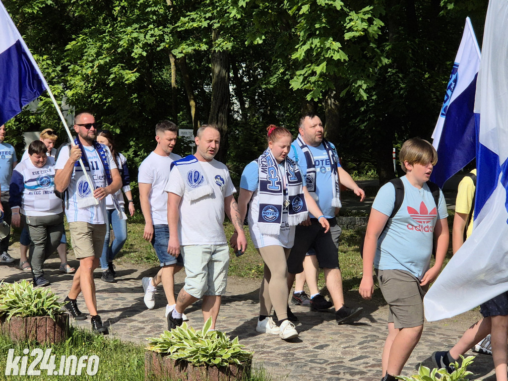 Kibice Noteci w przemarszu