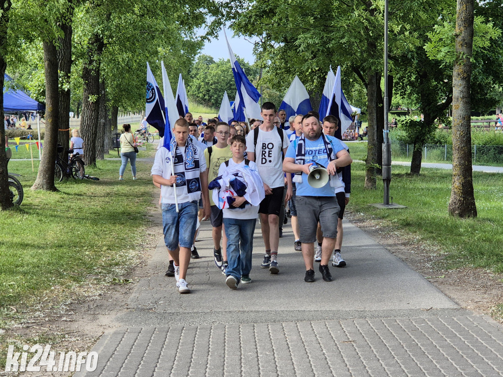 Kibice Noteci w przemarszu