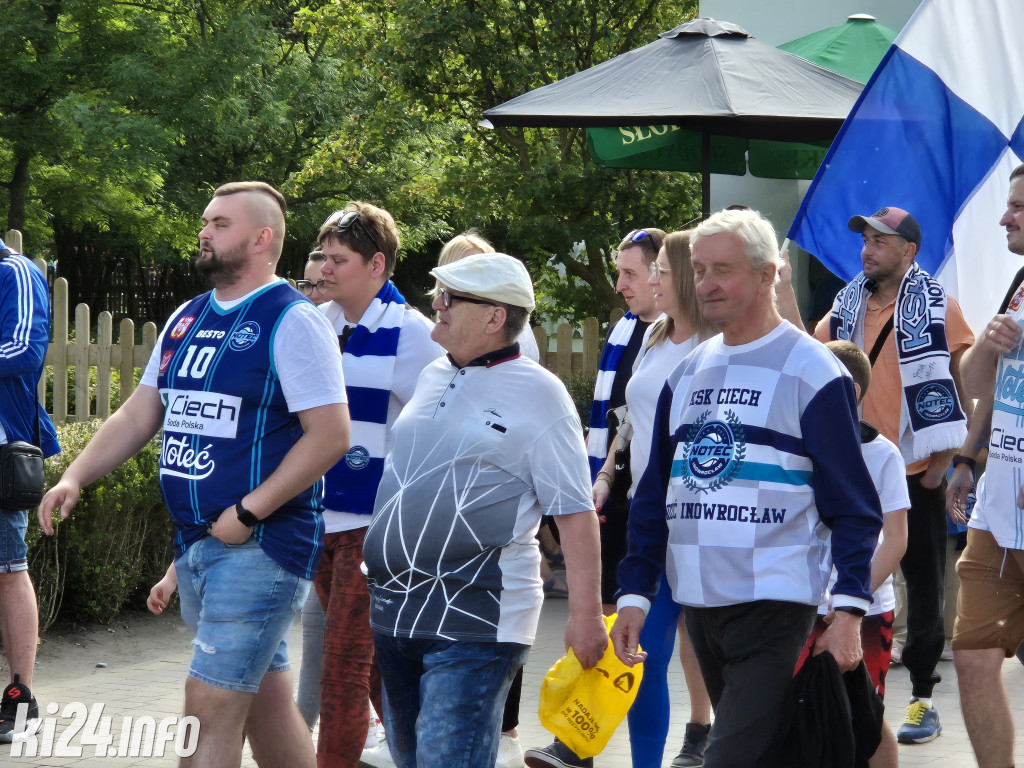 Kibice Noteci w przemarszu