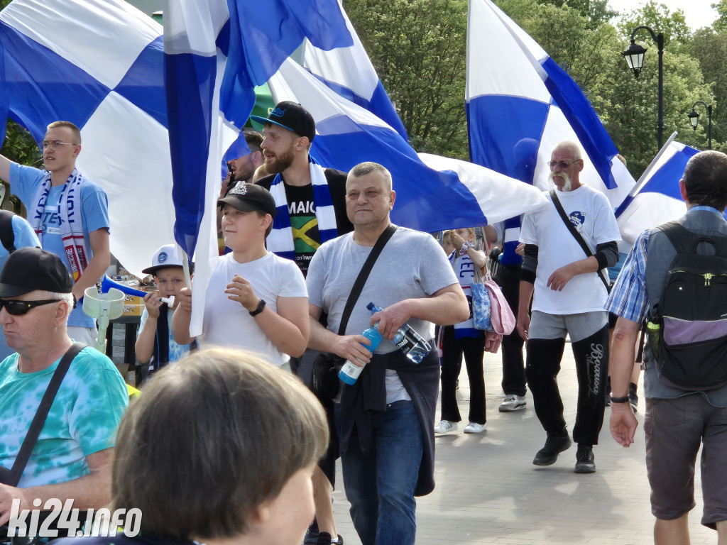 Kibice Noteci w przemarszu