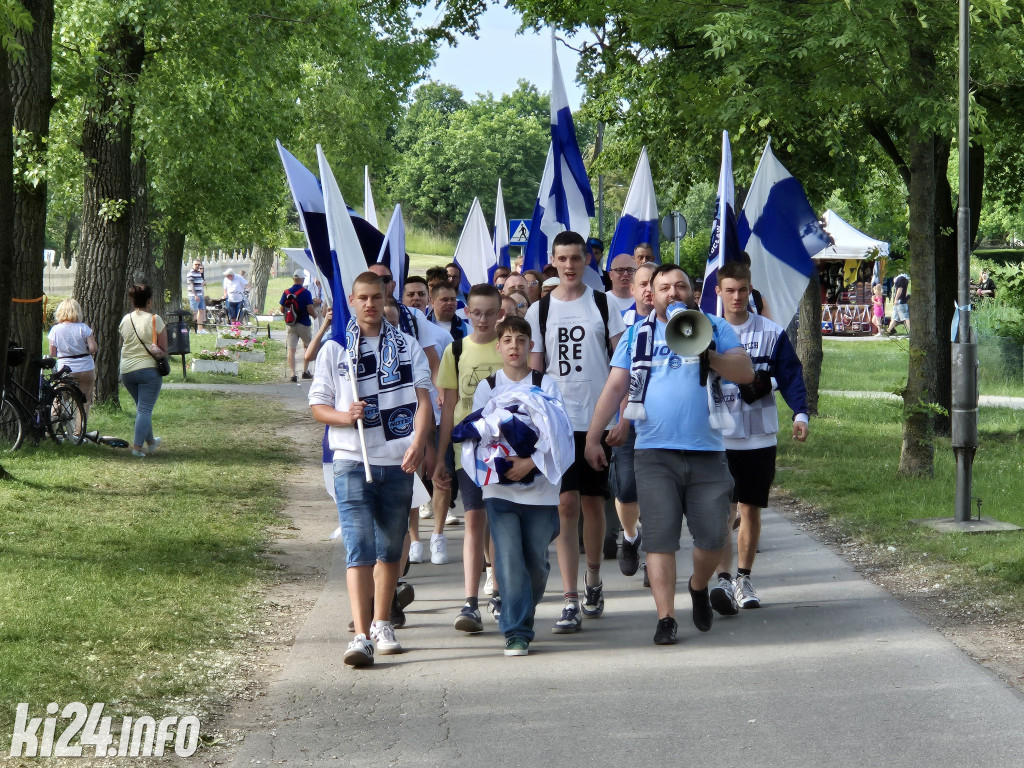 Kibice Noteci w przemarszu