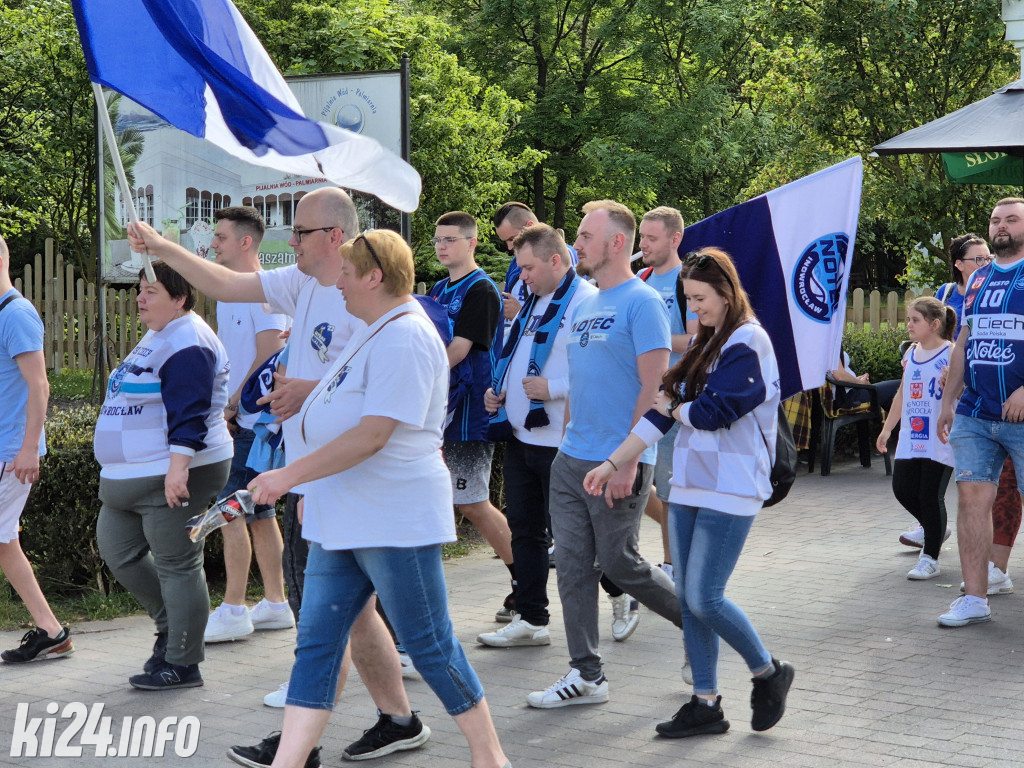 Kibice Noteci w przemarszu