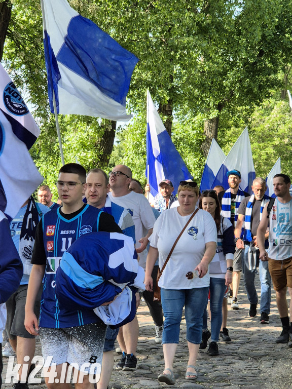 Kibice Noteci w przemarszu