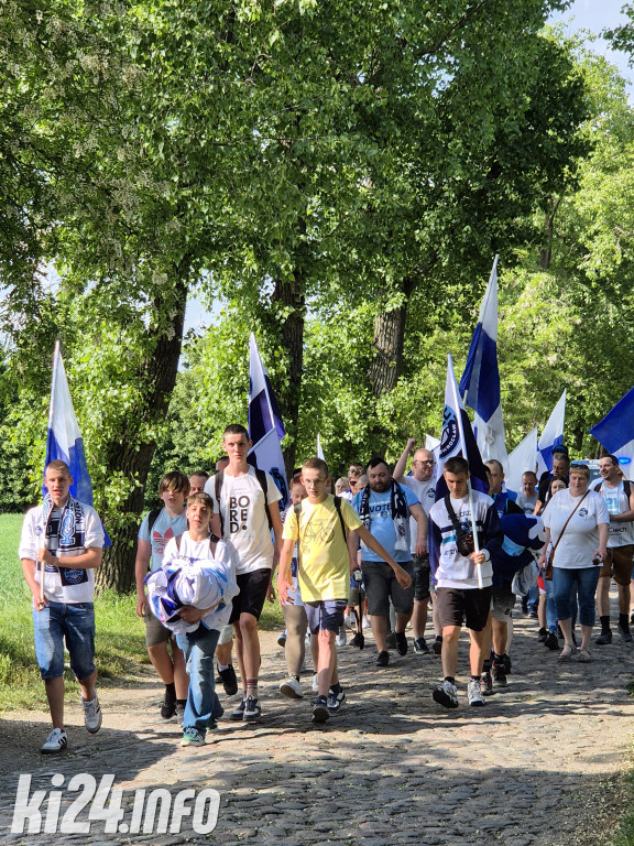 Kibice Noteci w przemarszu