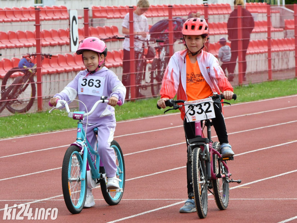 Rowerowe zawody na stadionie