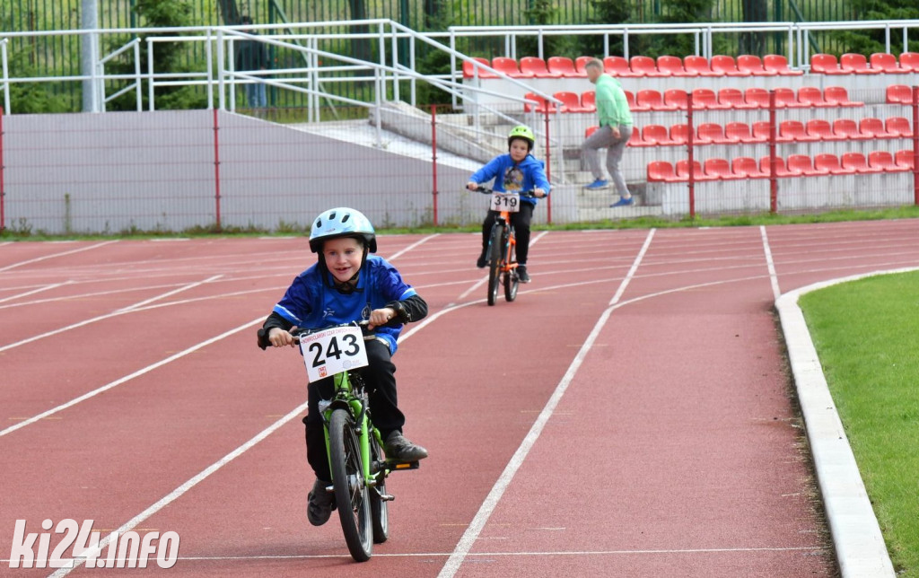 Rowerowe zawody na stadionie