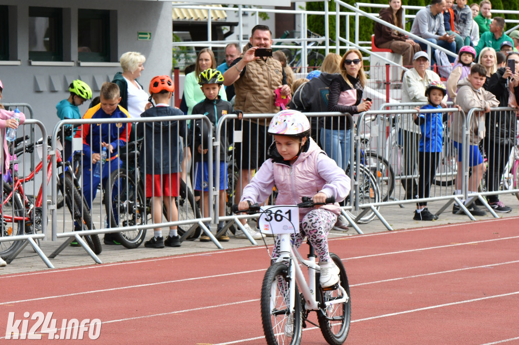 Rowerowe zawody na stadionie