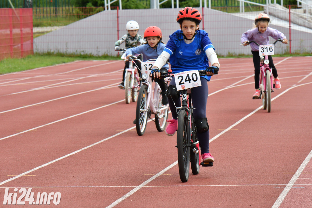 Rowerowe zawody na stadionie