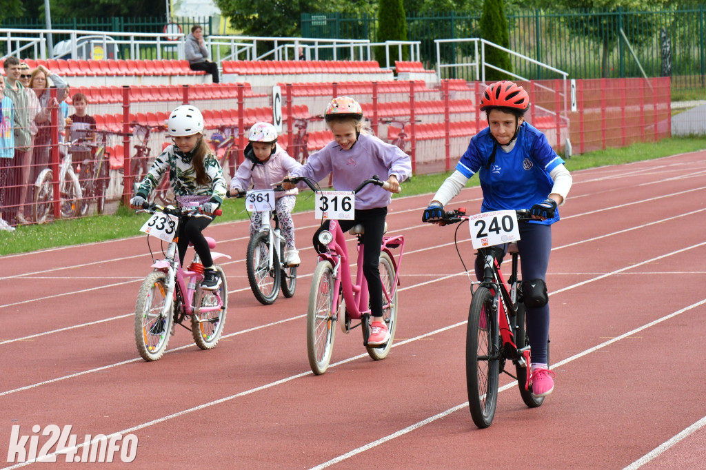 Rowerowe zawody na stadionie