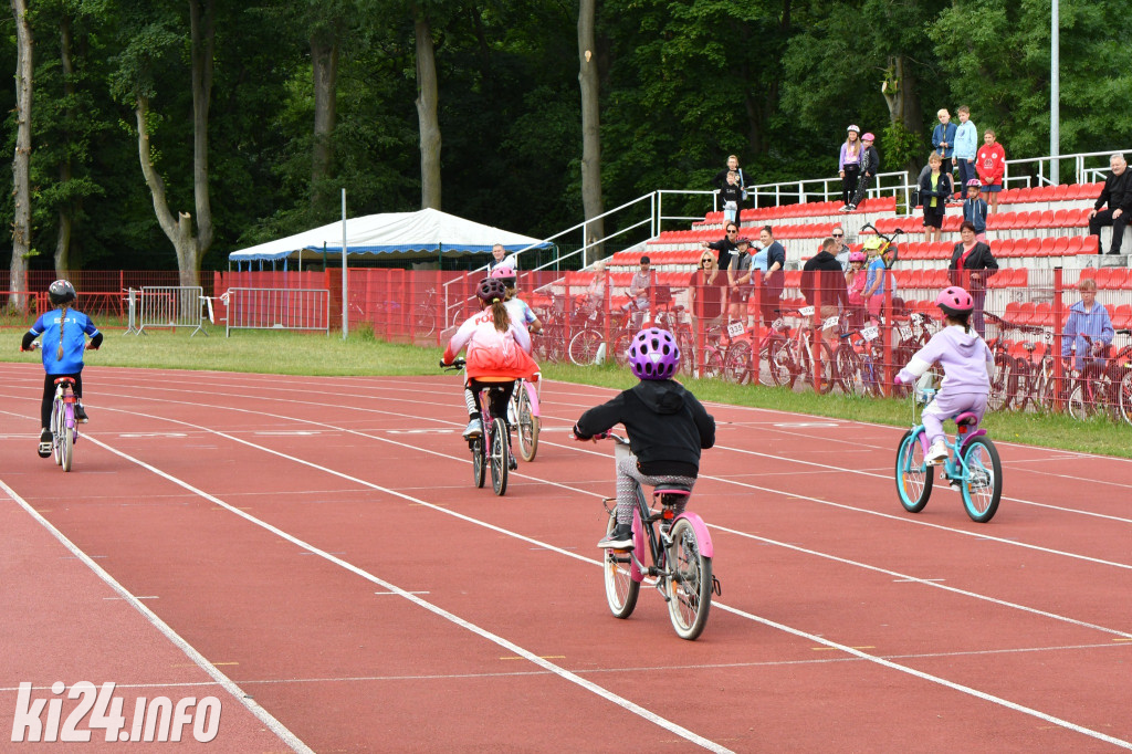 Rowerowe zawody na stadionie