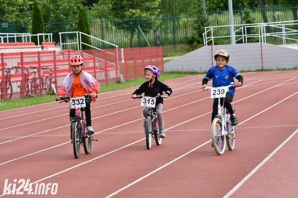 Rowerowe zawody na stadionie