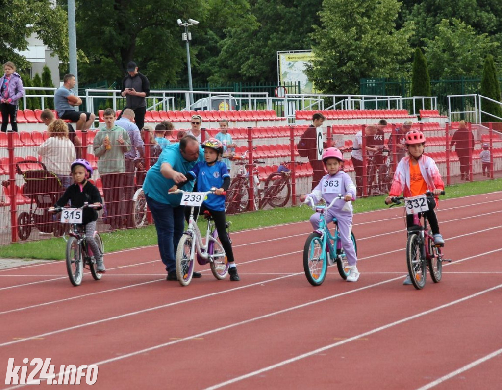 Rowerowe zawody na stadionie