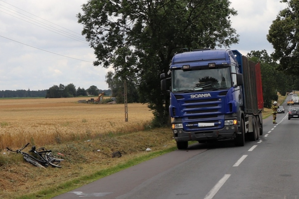 Wielką ciężarówką staranował rowerzystę!