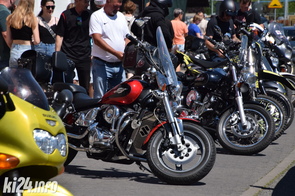 Pokazy motocyklowe przed galerią