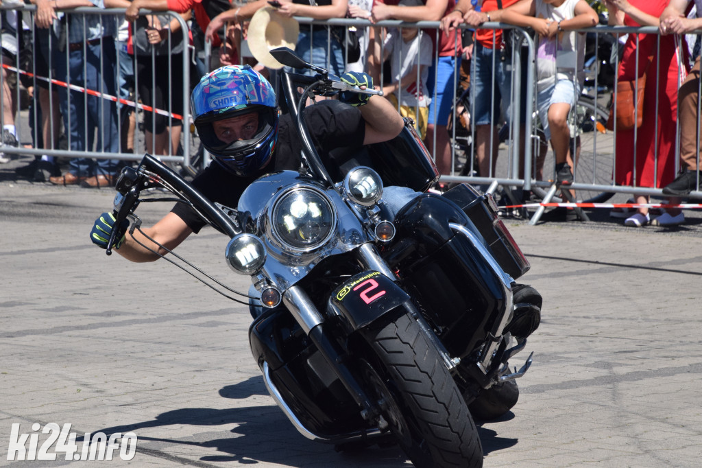 Pokazy motocyklowe przed galerią