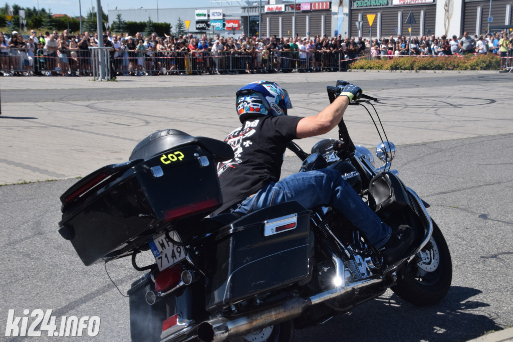 Pokazy motocyklowe przed galerią