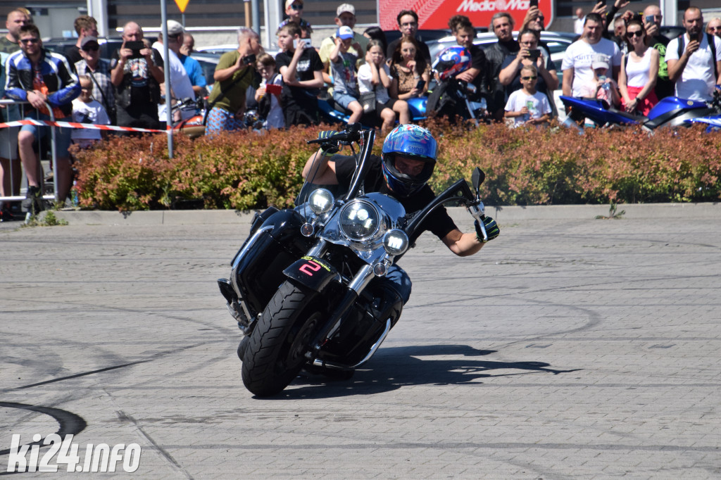 Pokazy motocyklowe przed galerią