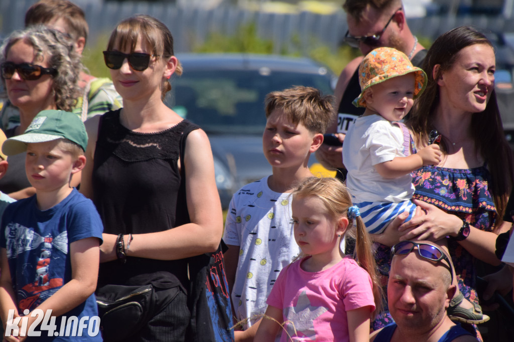 Pokazy motocyklowe przed galerią