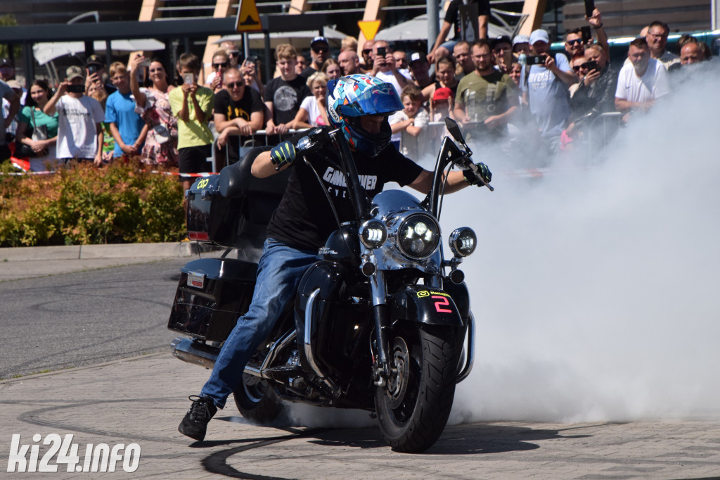 Pokazy motocyklowe przed galerią