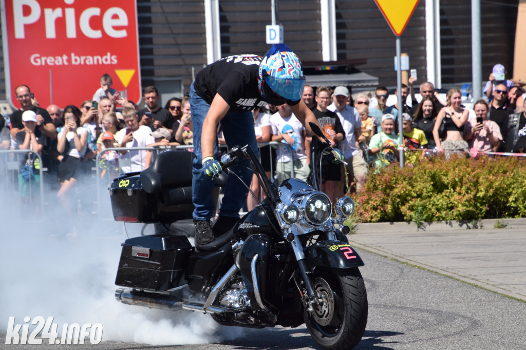 Pokazy motocyklowe przed galerią