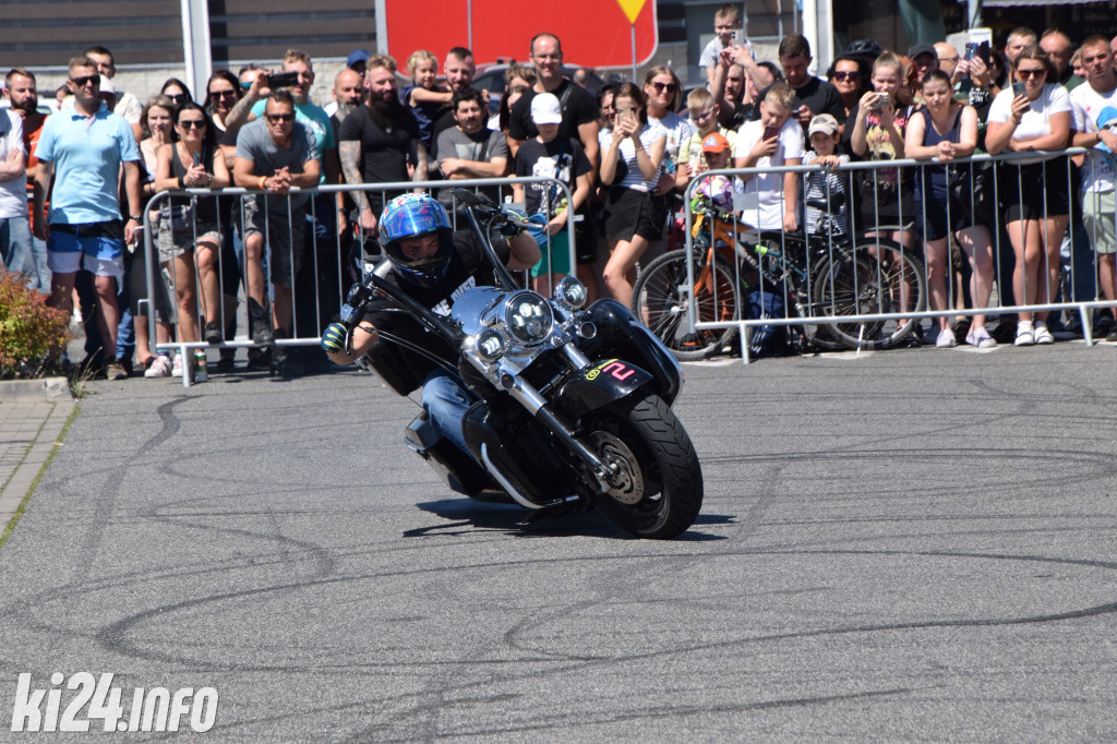 Pokazy motocyklowe przed galerią