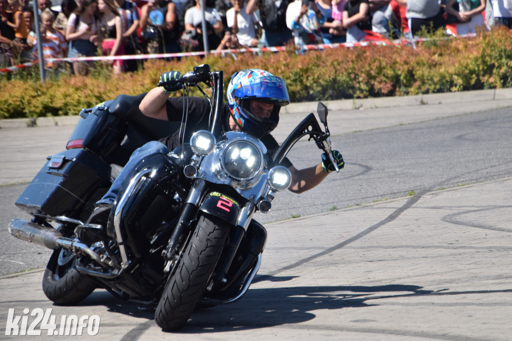 Pokazy motocyklowe przed galerią