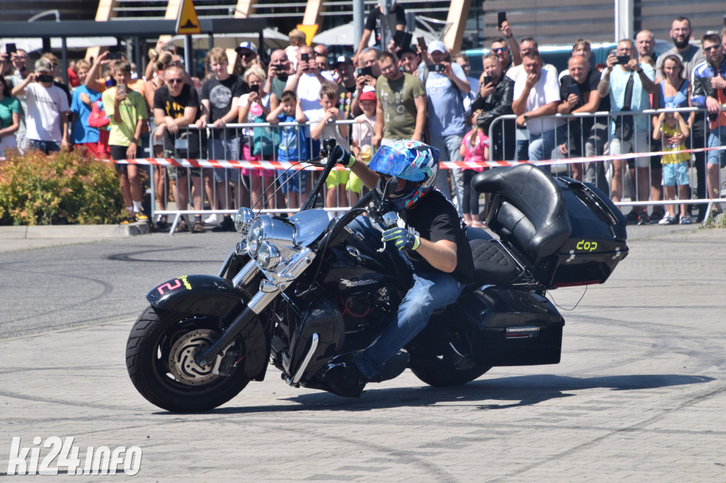 Pokazy motocyklowe przed galerią