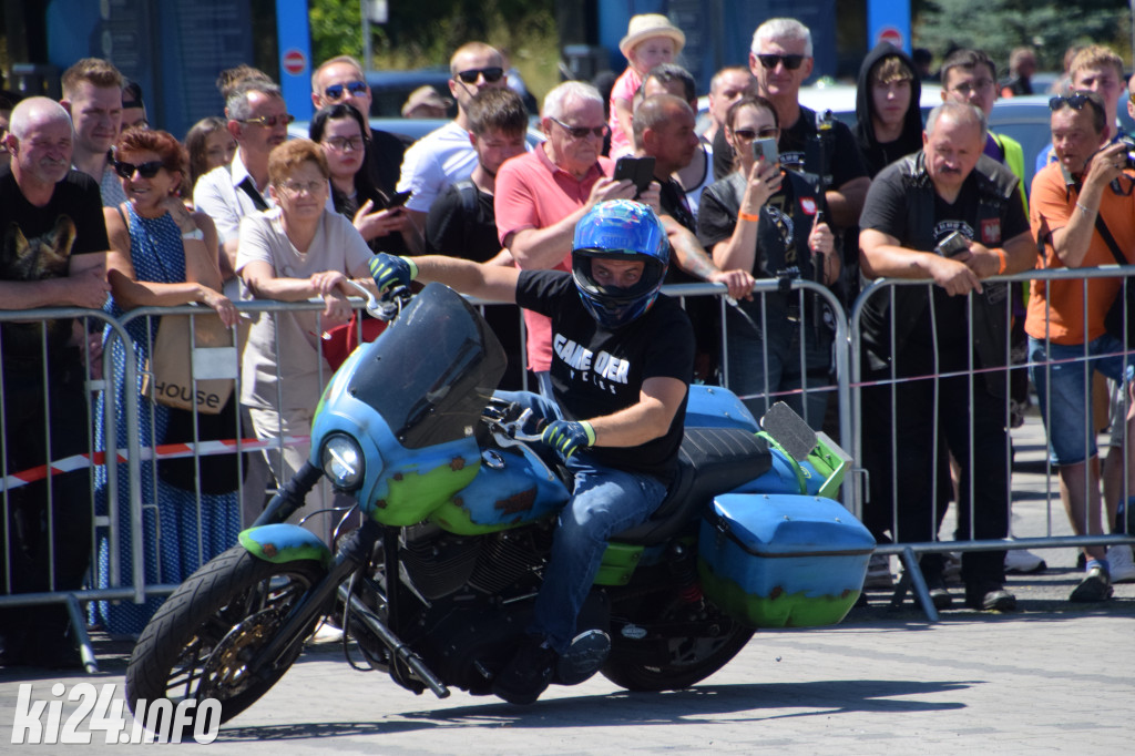 Pokazy motocyklowe przed galerią