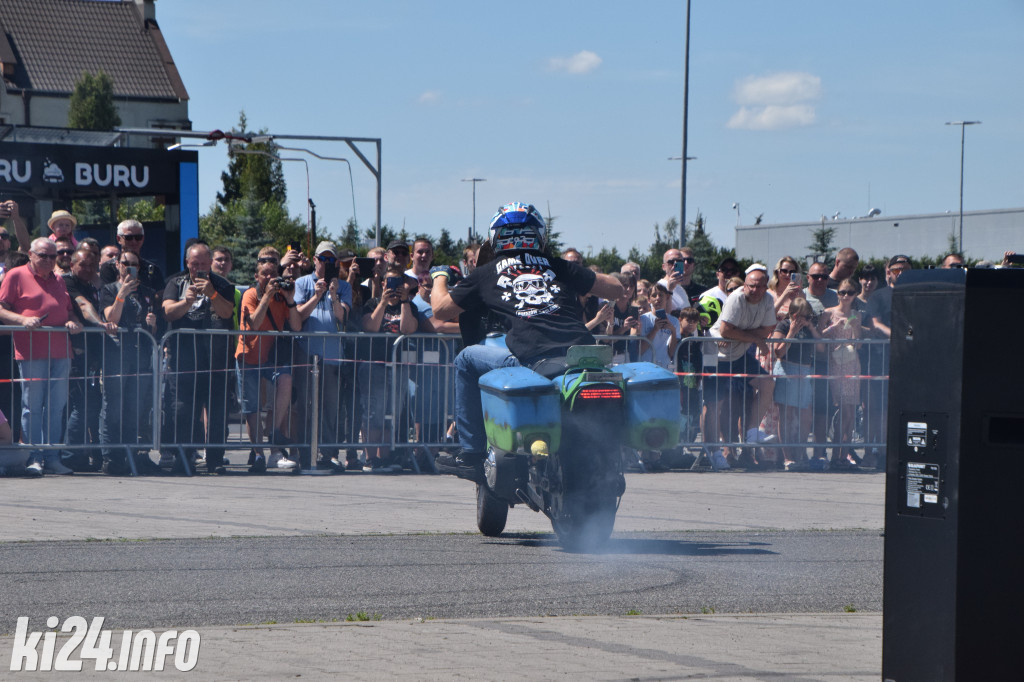 Pokazy motocyklowe przed galerią