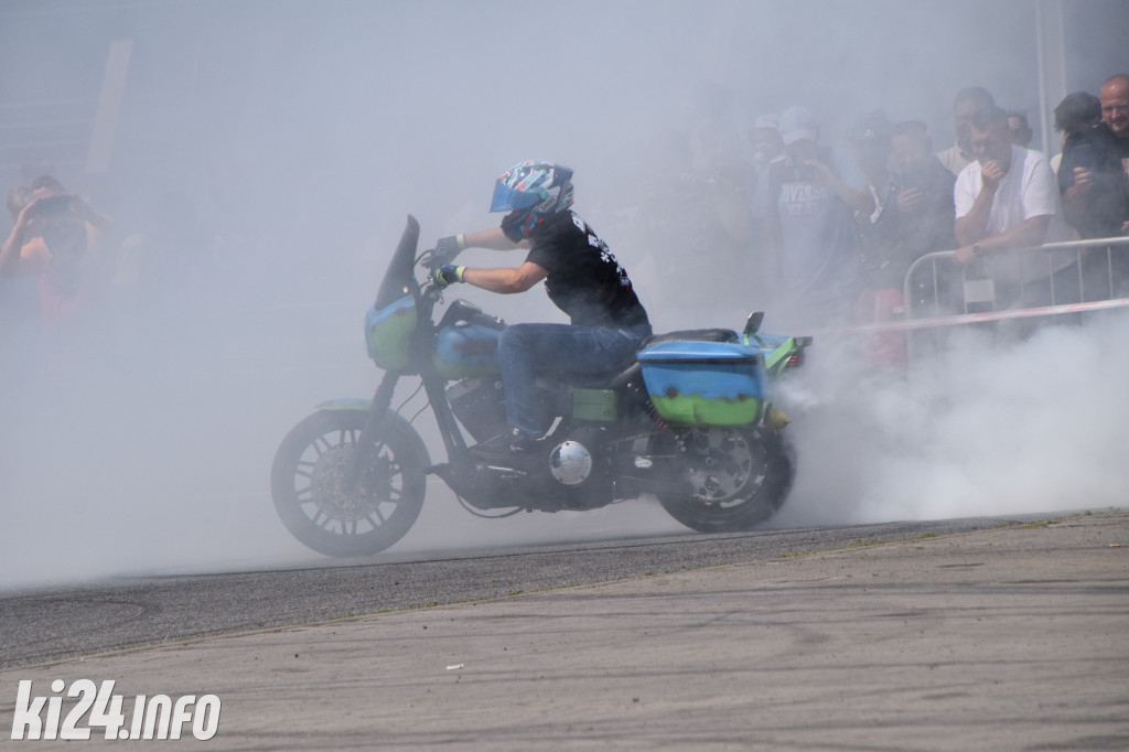 Pokazy motocyklowe przed galerią