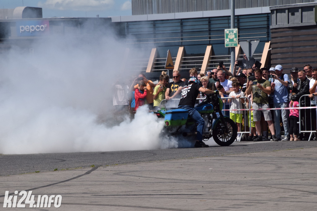 Pokazy motocyklowe przed galerią