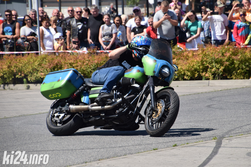 Pokazy motocyklowe przed galerią