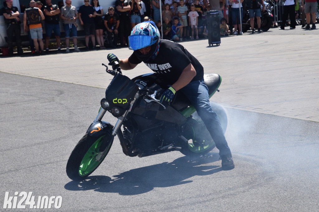 Pokazy motocyklowe przed galerią