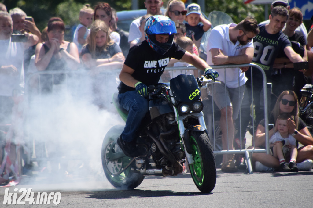 Pokazy motocyklowe przed galerią