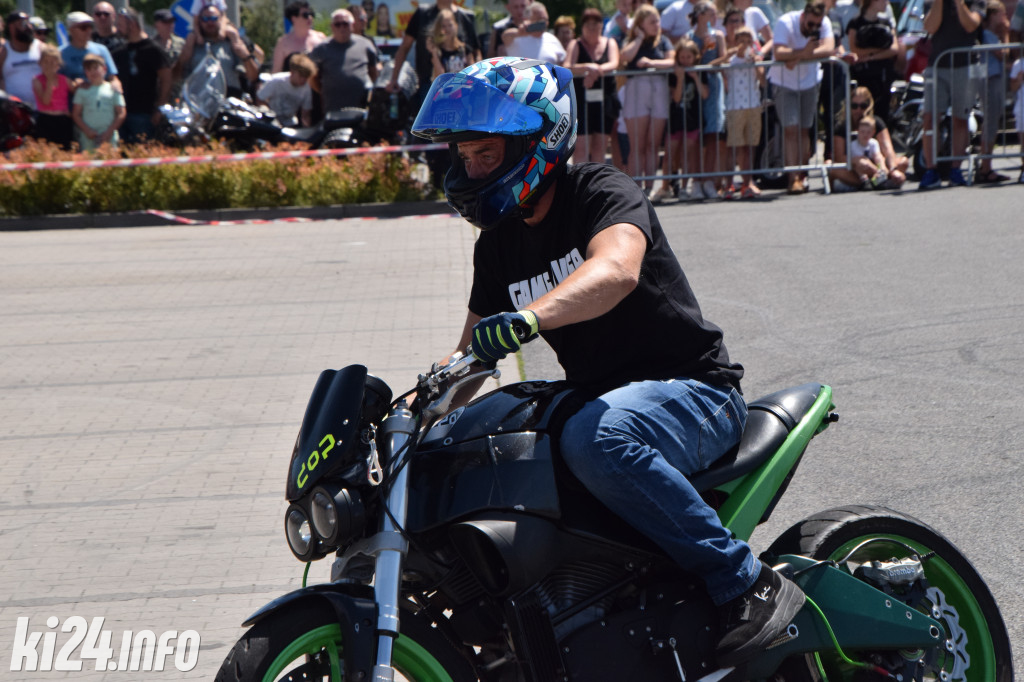 Pokazy motocyklowe przed galerią