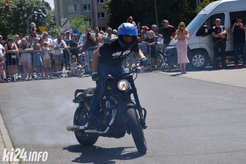 Pokazy motocyklowe przed galerią