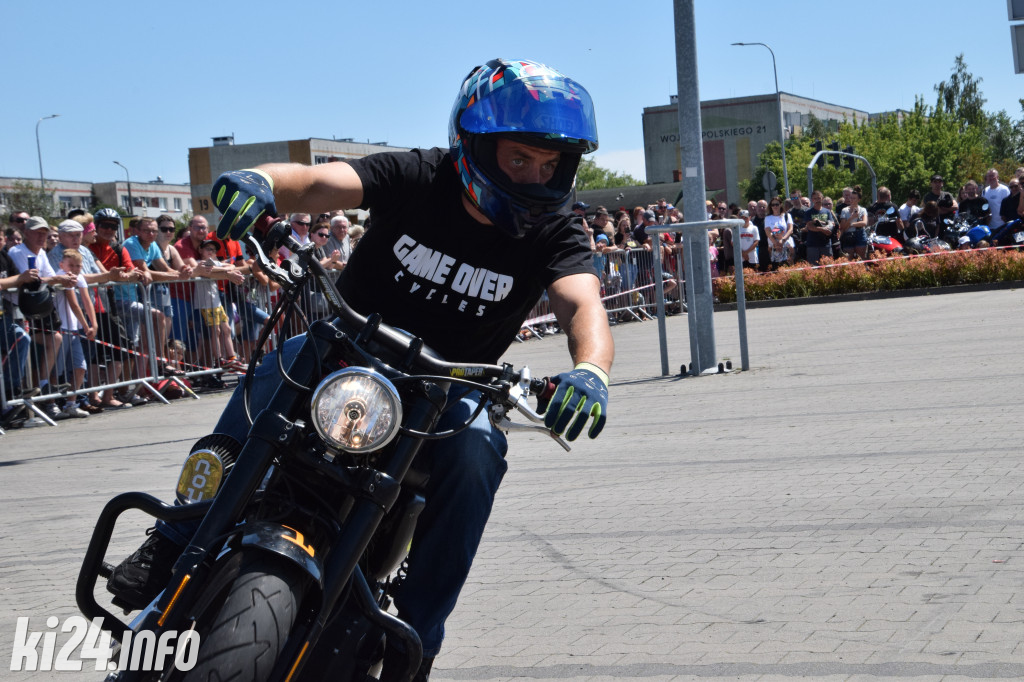 Pokazy motocyklowe przed galerią