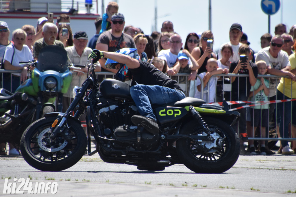 Pokazy motocyklowe przed galerią