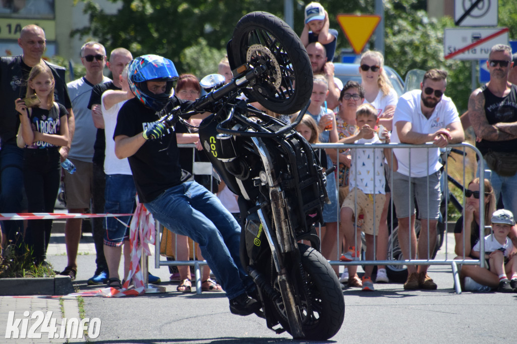 Pokazy motocyklowe przed galerią