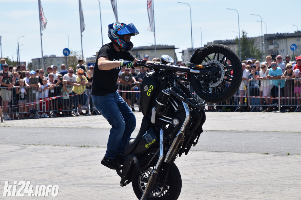 Pokazy motocyklowe przed galerią