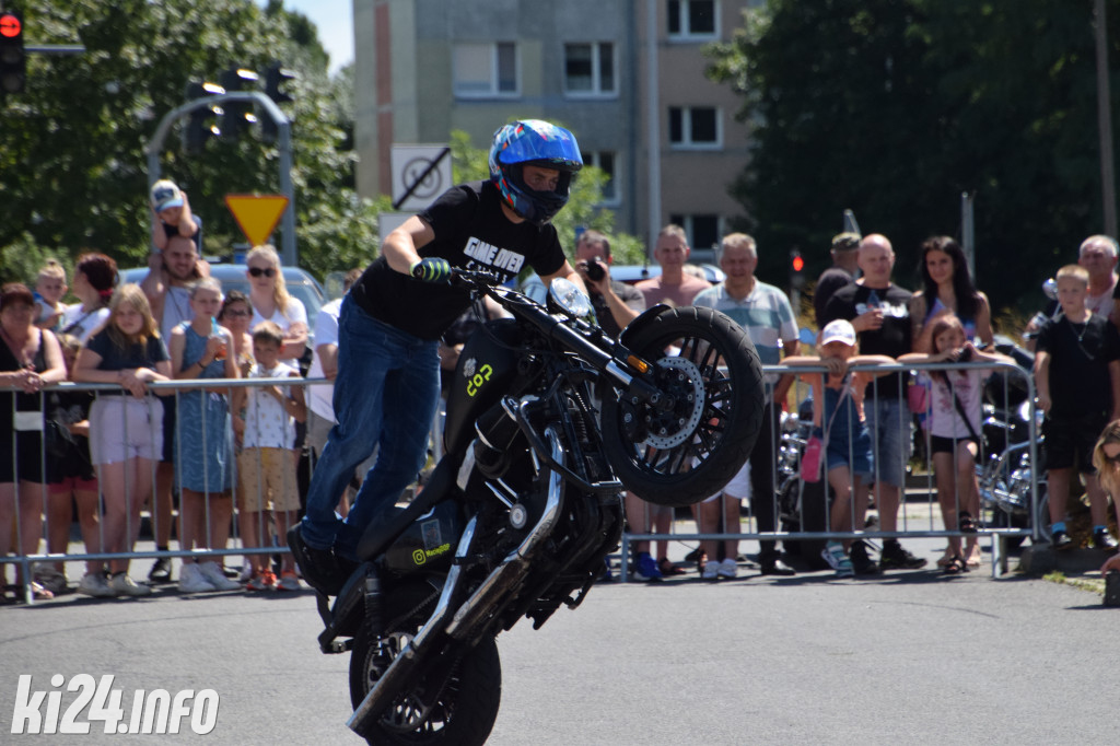 Pokazy motocyklowe przed galerią