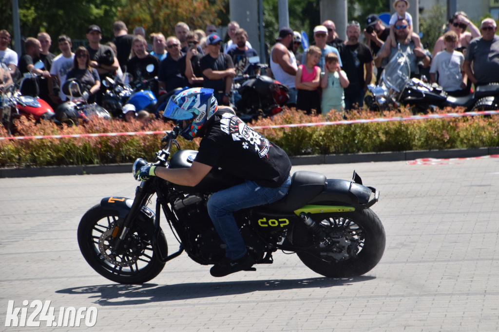 Pokazy motocyklowe przed galerią