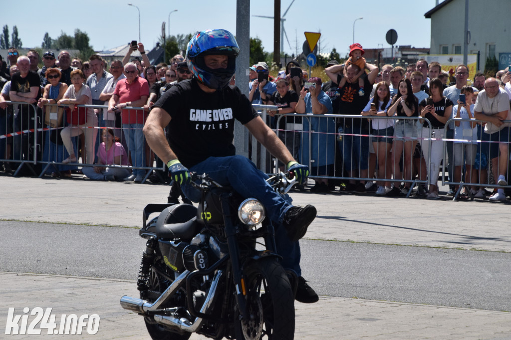 Pokazy motocyklowe przed galerią